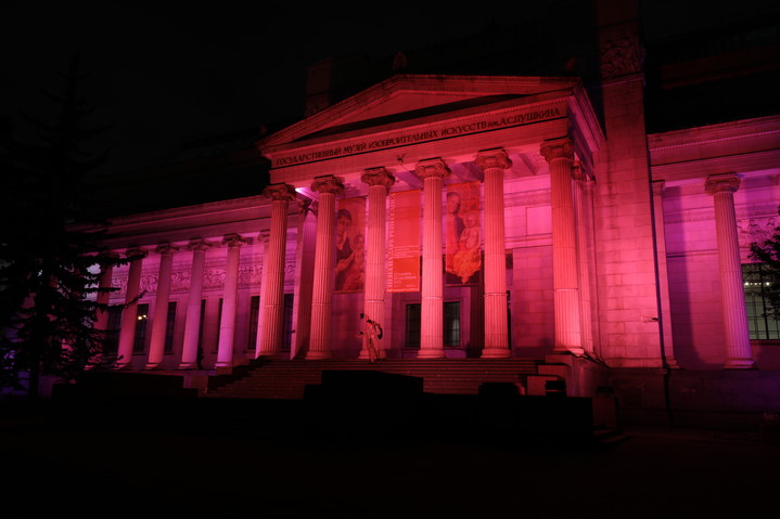 Пушкинский музей стал розовым в рамках кампании по борьбе с раком груди Estée Lauder Companies