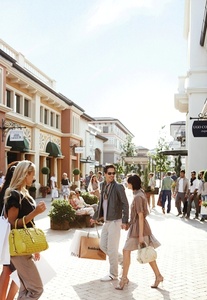  - Chic Outlet Shopping    