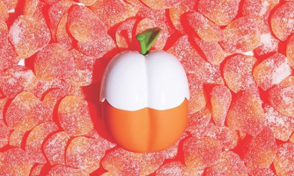 Фото: Ким Кардашьян выпустила новый парфюм в виде персика