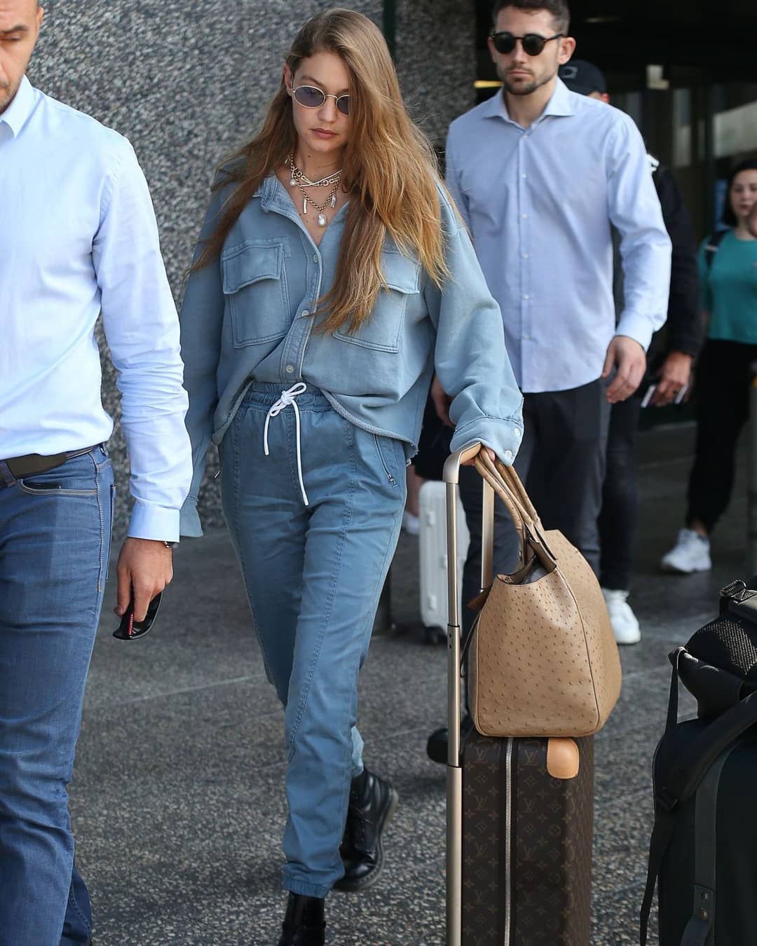 Джиджи Хадид в джинсовом комплекте прилетела в Милан