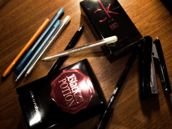 Слева: Black XS Potion от Paco Rabanne, справа: One RED Edition от CK Слева: Black XS Potion от Paco Rabanne, справа: One RED Edition от CK