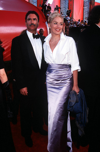 Шэрон Стоун в юбке Vera Wang и рубашке Gap, 1998 год