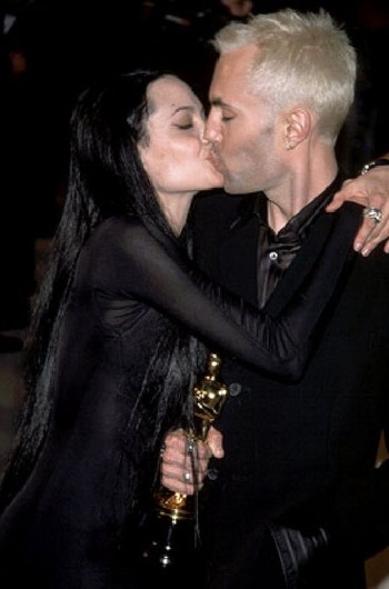 Поцелуй Анджелины Джоли с родным братом Джеймсом Хейвеном