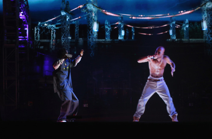 Рэппер Snoop Dogg и голограмма Тупака Шакура на Coachella 2012 Рэппер Snoop Dogg и голограмма Тупака Шакура на Coachella 2012