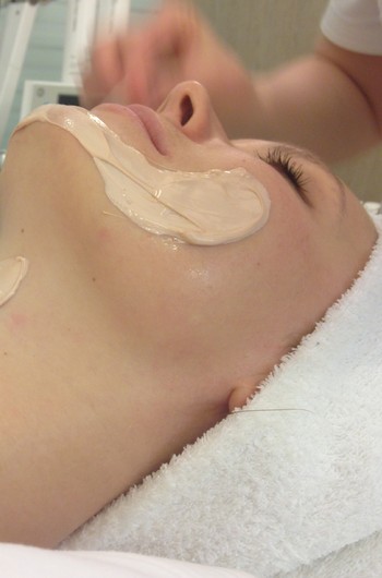 Beauty-блог со звездой: Катя Жаркова тестирует маску-массаж в салоне «Саванна» Beauty-блог со звездой: Катя Жаркова тестирует маску-массаж в салоне «Саванна»