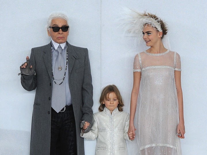 Карл Лагерфельд и Кара Делевинь на показе Chanel, haute couture, весна-лето 2014 Карл Лагерфельд и Кара Делевинь на показе Chanel, haute couture, весна-лето 2014