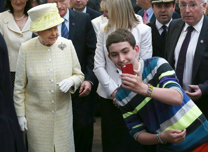 Мальчик из Белфаста делает селфи с королевой Елизаветой II