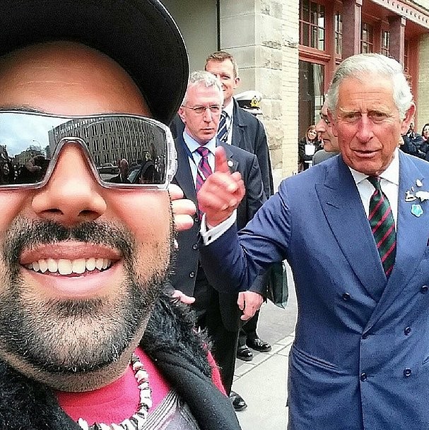Мужчина фотографируется с принцем Чарльзом Мужчина фотографируется с принцем Чарльзом
