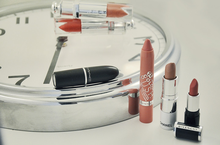 Слева направо: помада MAC, флюиды Dior, помада-карандаш Rimmel, помада Chanel, помада Givenchy Слева направо: помада MAC, флюиды Dior, помада-карандаш Rimmel, помада Chanel, помада Givenchy