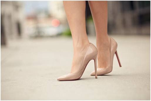 Как подобрать обувь к яркому платью: стилист онлайн