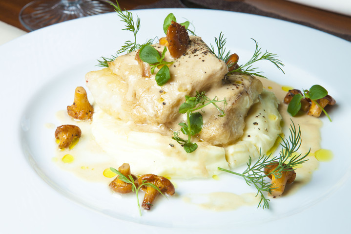 Палтус с картофельным пюре и соусом из лисичек Палтус с картофельным пюре и соусом из лисичек