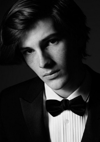 Сын Пирса Броснана снялся в рекламе Saint Laurent Сын Пирса Броснана снялся в рекламе Saint Laurent