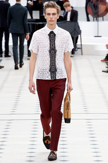 Burberry Prorsum весна-2016: кружево в мужской коллекции Burberry Prorsum весна-2016: кружево в мужской коллекции