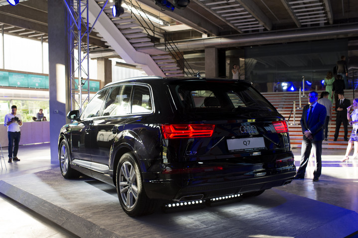 Презентация Audi Q7 в музее современного искусства Гараж Презентация Audi Q7 в музее современного искусства Гараж