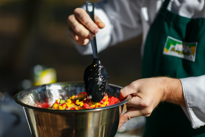 Салат со сладкой кукурузой, грушей и салями Салат со сладкой кукурузой, грушей и салями