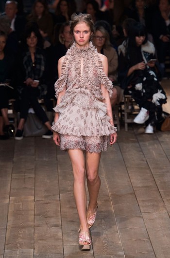 Неделя моды в Париже: Alexander McQueen весна-лето 2016 Неделя моды в Париже: Alexander McQueen весна-лето 2016