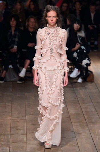 Неделя моды в Париже: Alexander McQueen весна-лето 2016 Неделя моды в Париже: Alexander McQueen весна-лето 2016