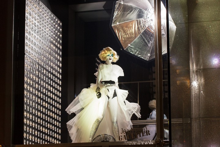 Инсталляции Жан-Поля Готье в магазинах Swarovski Kristallwelten Инсталляции Жан-Поля Готье в магазинах Swarovski Kristallwelten