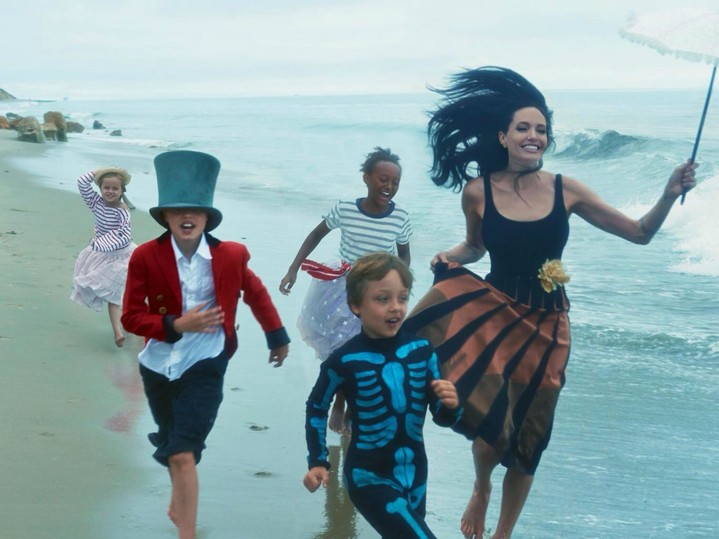 Семейная фотосессия: Джоли и Питта на страницах Vogue