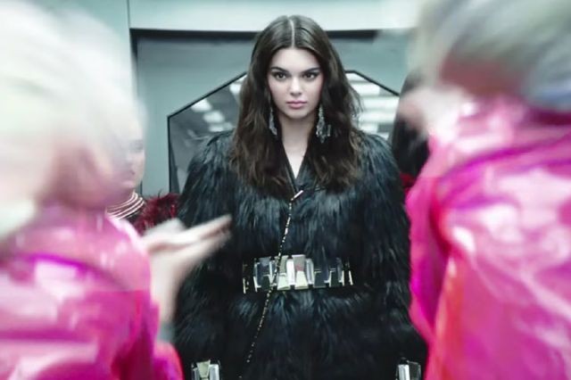 Кендалл Дженнер снялась в рекламном ролике Balmain x H&M Кендалл Дженнер снялась в рекламном ролике Balmain x H&M