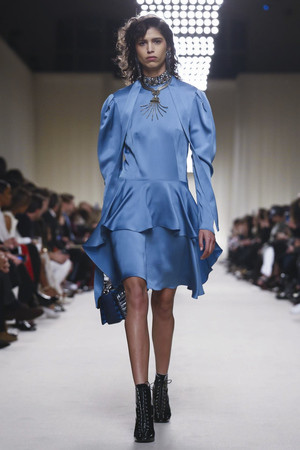 Глянцевый шик: Lanvin на Неделе моды в Париже осень-зима 2016 Глянцевый шик: Lanvin на Неделе моды в Париже осень-зима 2016