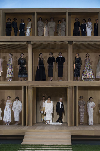 Показ Chanel, весна 2016, Неделя Высокой моды в Париже. Фото: Vogue.com Показ Chanel, весна 2016, Неделя Высокой моды в Париже. Фото: Vogue.com