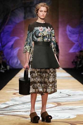 Неделя моды Mercedes-Benz Fashion Week Russia, дизайнер Alena Akhmadullina Неделя моды Mercedes-Benz Fashion Week Russia, дизайнер Alena Akhmadullina