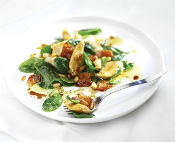 Теплый салат с курицей, беконом и шпинатом Теплый салат с курицей, беконом и шпинатом