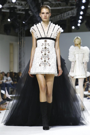 Неделя Высокой моды в Париже: Giambattista Valli осень-зима 16/17 Неделя Высокой моды в Париже: Giambattista Valli осень-зима 16/17
