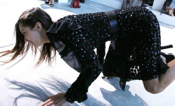 Почему модели падают на подиуме: Белла Хадид упала на показе Michael Kors