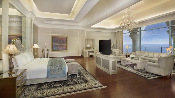 В отеле Waldorf Astoria Dubai расположен самый большой номер в Дубае