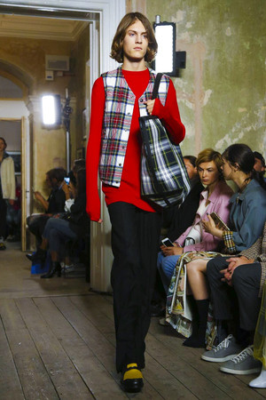 Burberry весна-лето 2018: возвращение британского стиля Burberry весна-лето 2018: возвращение британского стиля