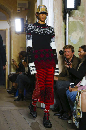 Burberry весна-лето 2018: возвращение британского стиля Burberry весна-лето 2018: возвращение британского стиля