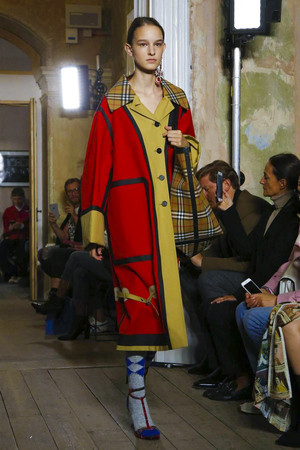 Burberry весна-лето 2018: возвращение британского стиля Burberry весна-лето 2018: возвращение британского стиля