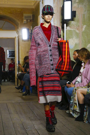 Burberry весна-лето 2018: возвращение британского стиля Burberry весна-лето 2018: возвращение британского стиля