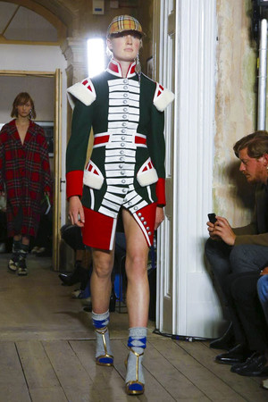 Burberry весна-лето 2018: возвращение британского стиля Burberry весна-лето 2018: возвращение британского стиля