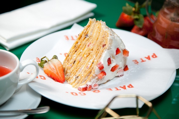 Блинный торт с клубничным муссом и фундуком от Виталия Ковалева, шеф-повара брассери Pаtе & Co 