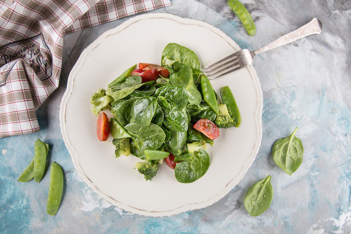 Салат со шпинатом и овощами 