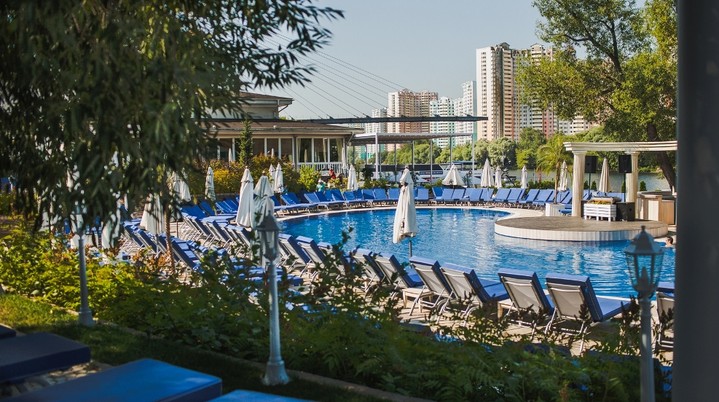 веранда и два бассейна в Shore House веранда и два бассейна в Shore House