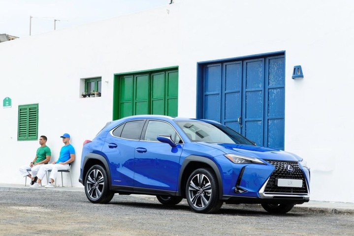 Фотограф руководит съемкой Lexus UX на расстоянии 3 000 км Фотограф руководит съемкой Lexus UX на расстоянии 3 000 км