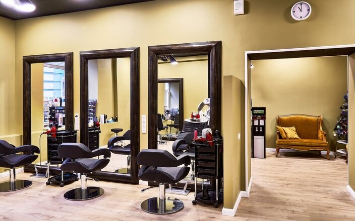 Комплексный уход за волосами в салоне красоты BRONZE & BEAUTY Комплексный уход за волосами в салоне красоты BRONZE & BEAUTY