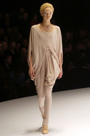 Alexander McQueen осень-зима 2004 Alexander McQueen осень-зима 2004