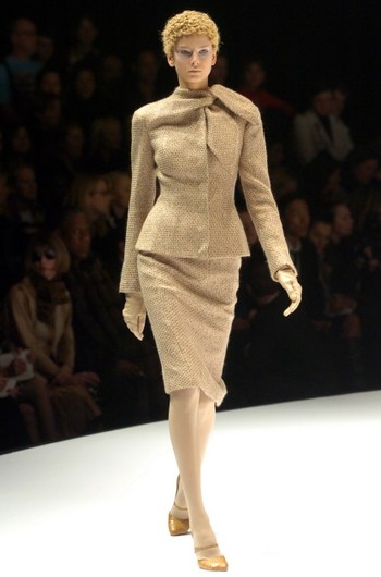 Alexander McQueen осень-зима 2004 Alexander McQueen осень-зима 2004