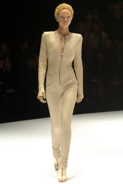 Alexander McQueen осень-зима 2004 Alexander McQueen осень-зима 2004