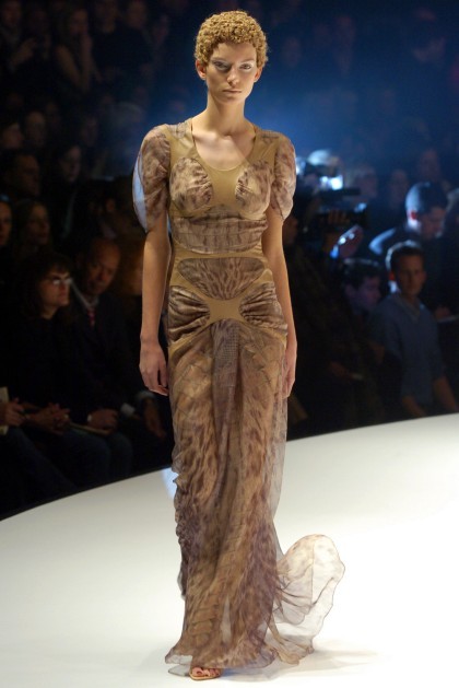 Alexander McQueen осень-зима 2004 Alexander McQueen осень-зима 2004