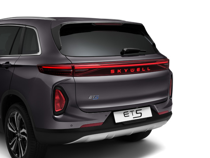 SKYWELL объявляет старт продаж электромобиля ET5