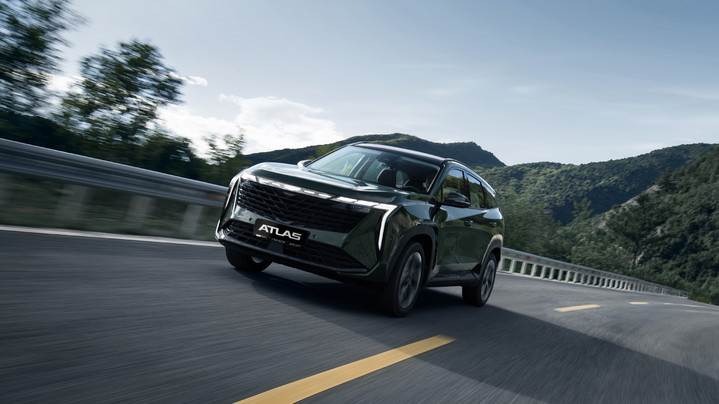 Geely представляет в России новую версию кроссовера Geely Atlas — с полным приводом Geely представляет в России новую версию кроссовера Geely Atlas — с полным приводом