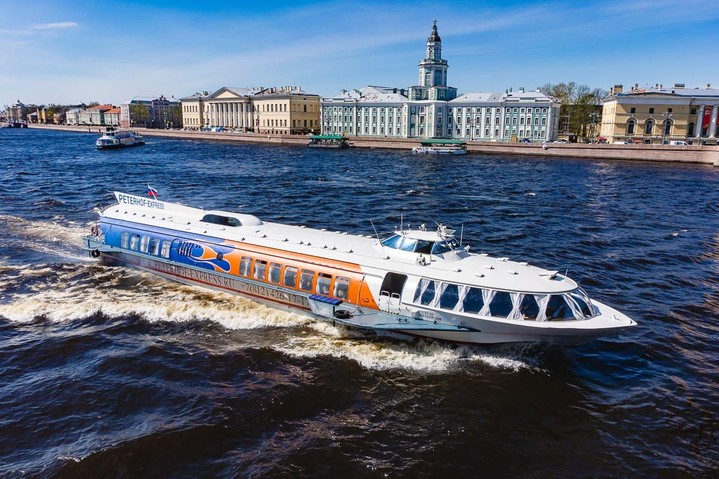 Метеоры соединили центр Кронштадта с центром Петербурга и Петергофом Метеоры соединили центр Кронштадта с центром Петербурга и Петергофом