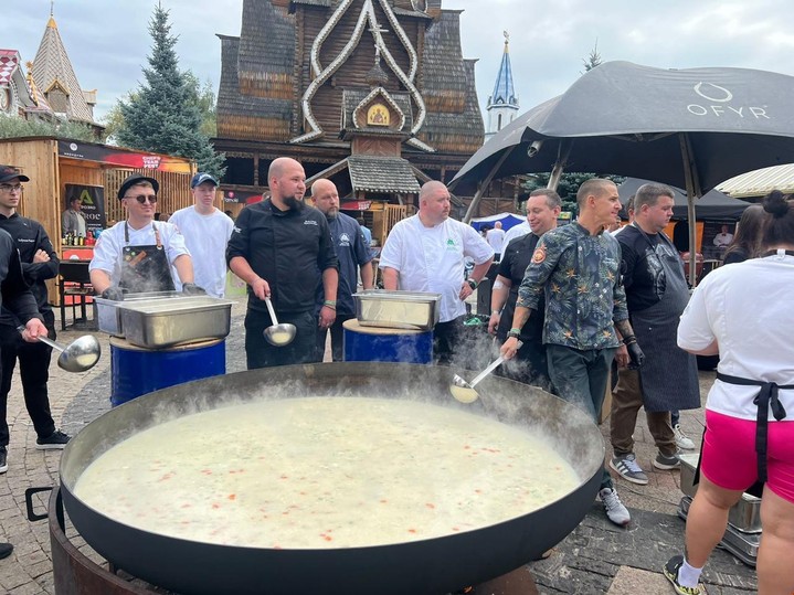 Поставили новый рекорд: на CHEFS TEAM FEST сварили уху весом 358 кг с дальневосточным минтаем и маскарпоне Поставили новый рекорд: на CHEFS TEAM FEST сварили уху весом 358 кг с дальневосточным минтаем и маскарпоне