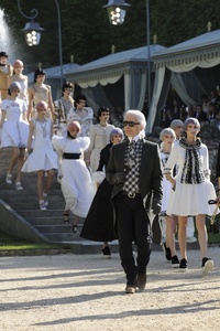Модный дом Chanel устроил показ в Версале Фото